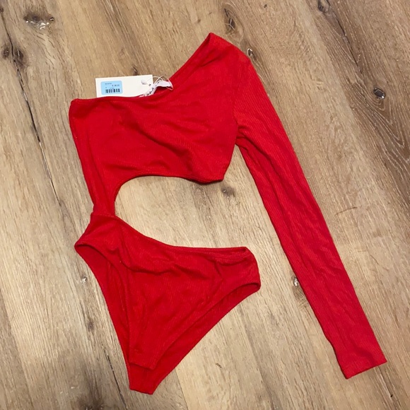 Emma & Sam cut out red body suit - Picture 1 of 1
